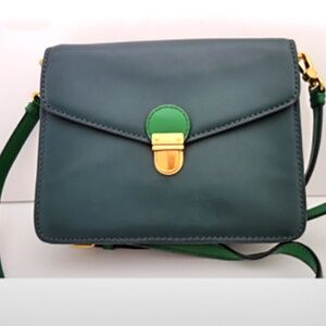 Marc by Marc Jacobs hard shell 2 tone leather crossbody w detachable strap used